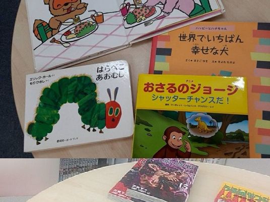 絵本が並ぶ多目的室  