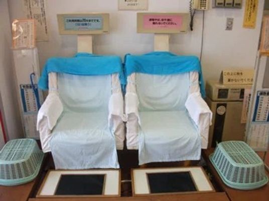 休憩椅子のある廊下  