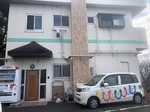 カラフルな塀の外観