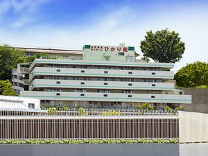 緑豊かな建物の外観