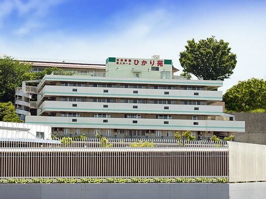 緑豊かな建物の外観