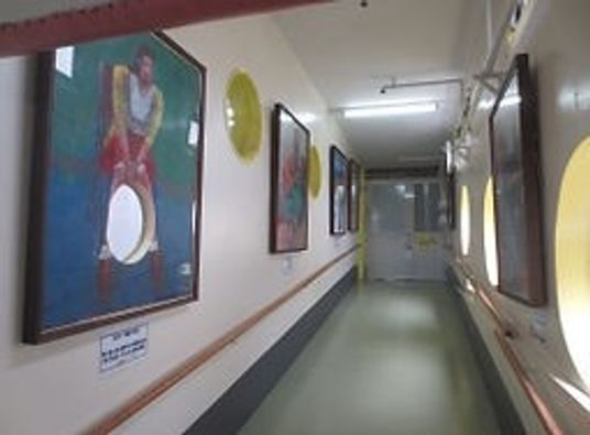 絵画が並ぶ廊下