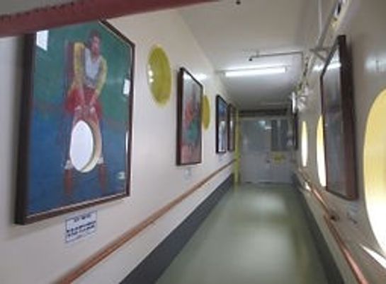 絵画が並ぶ廊下