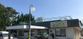 看板がある建物外観