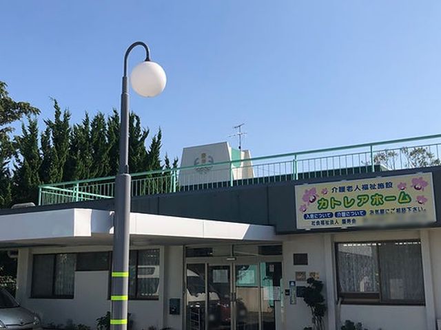 看板がある建物外観 外観 日差しが降り注ぐエントランス前は、来訪者を明るく迎えるスペースになっています。