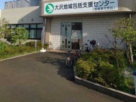 建物正面の出入口外観  