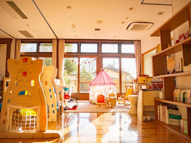 自然光と遊具の部屋 多目的室 自然光が差し込む明るい空間で、さまざまな活動が楽しめます。充実した設備が魅力です。