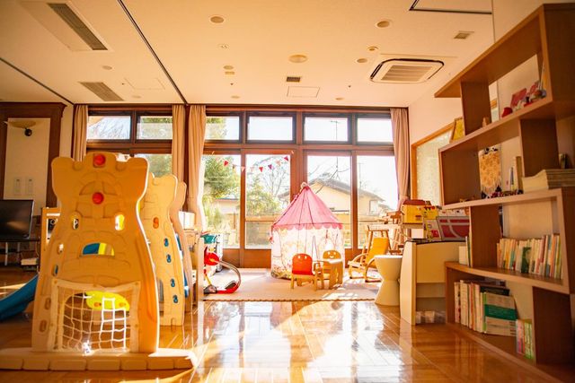 自然光と遊具の部屋 多目的室 自然光が差し込む明るい空間で、さまざまな活動が楽しめます。充実した設備が魅力です。