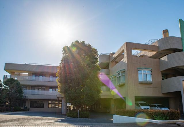 光あふれる外観 外観 自然光に包まれた建物で、開放感のある空間です。明るく働きやすい環境を求める方に最適です。