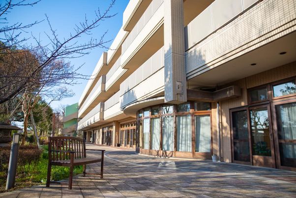 自然豊かな建物外観