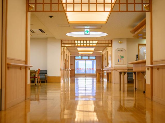 明るい廊下 廊下 広々とした明るい廊下です。自然光が差し込み、快適な移動をサポートします。