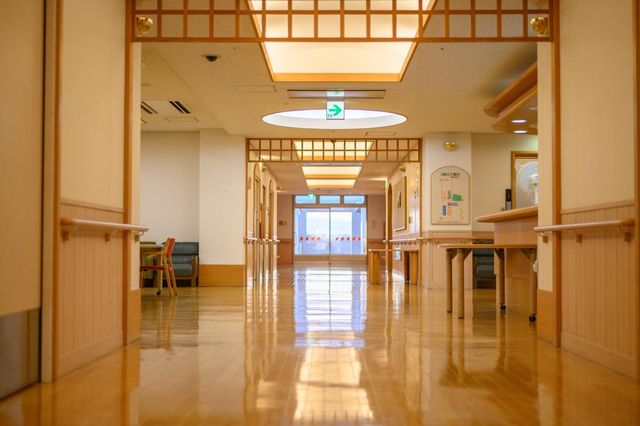明るい廊下 廊下 広々とした明るい廊下です。自然光が差し込み、快適な移動をサポートします。