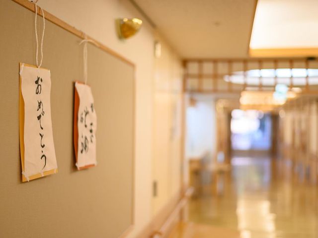 手書きの掲示物がある廊下 廊下 手書きのメッセージが掲示された廊下です。思いやりが感じられるアットホームな雰囲気があります。