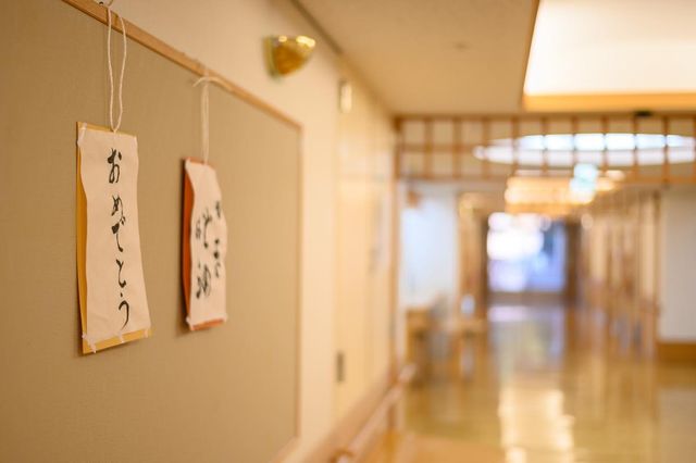 手書きの掲示物がある廊下 廊下 手書きのメッセージが掲示された廊下です。思いやりが感じられるアットホームな雰囲気があります。