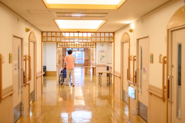 車椅子の人物がいる廊下