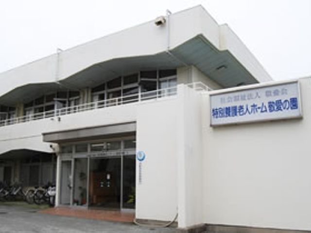 広いエントランス外観 外観 広々とした施設の入口では、開放感のある設計が魅力です。訪れる人々を迎える明るい雰囲気です。