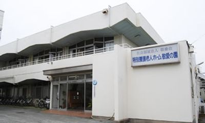 広いエントランス外観