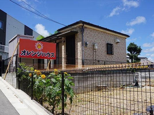 施設の外観と看板  