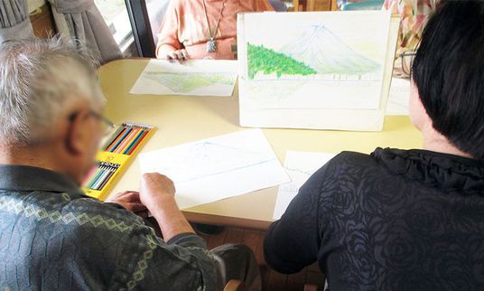 絵を描く様子の居室  