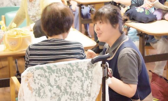 会話を楽しむ女性たちの共有スペース