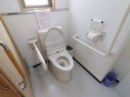 手すり付きのトイレ空間
