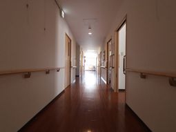明るい通路の廊下