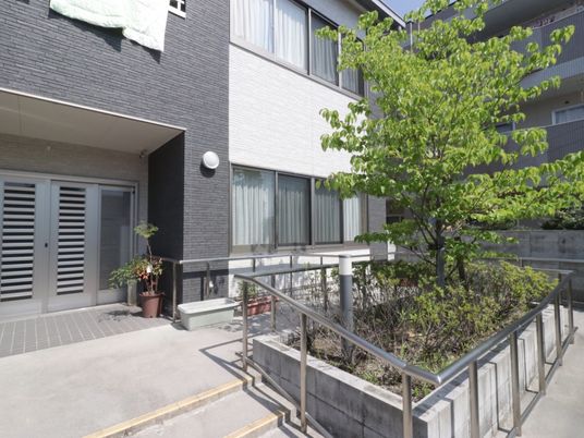 緑ある建物エントランス