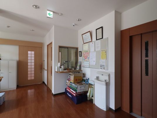 受付と掲示物のある廊下