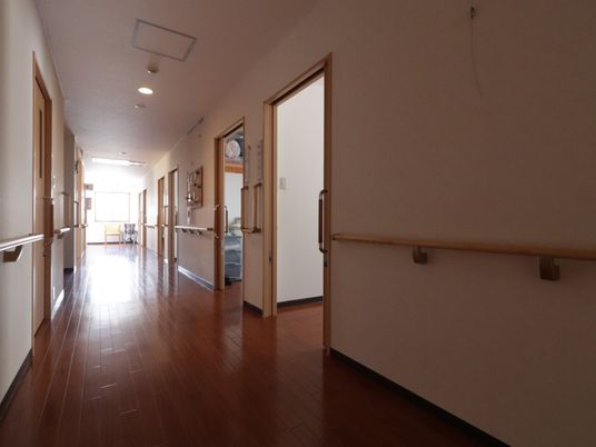 手すり付き明るい廊下