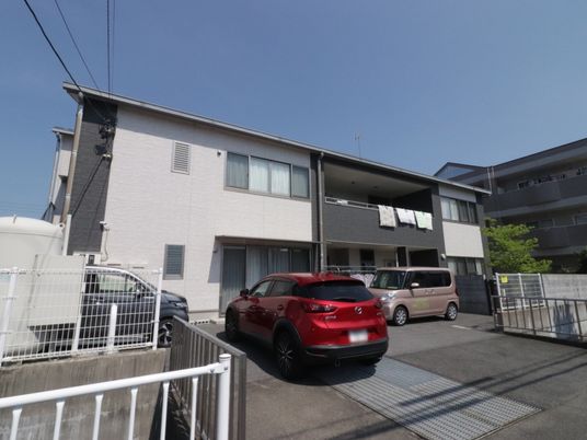白い壁の建物外観