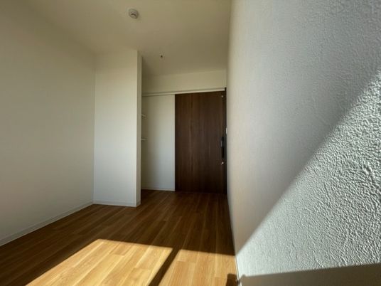 明るい居室の一角  