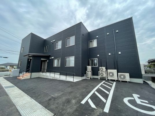 黒い外観の建物  