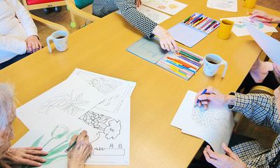 ぬり絵を楽しむ人々の様子