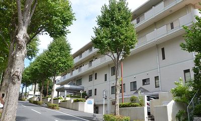 緑に囲まれた外観