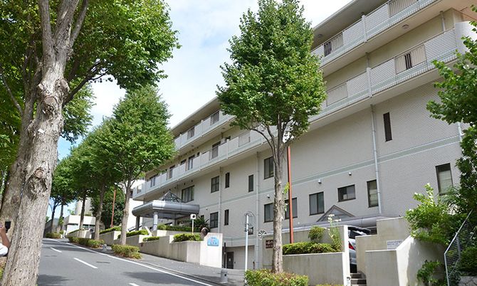 緑に囲まれた外観