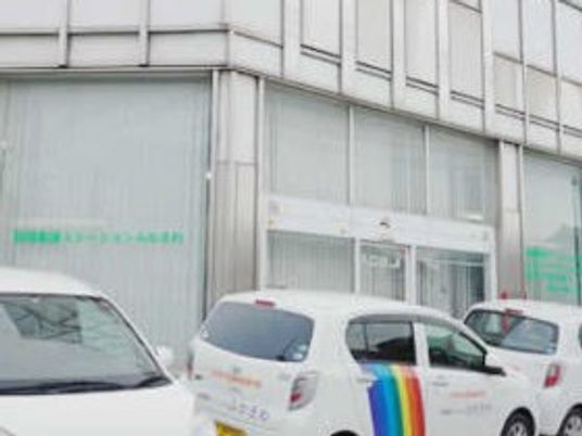施設の外観と駐車場  