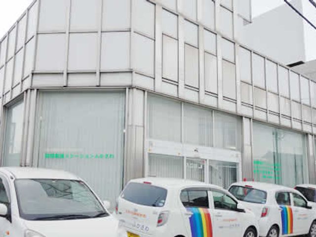 明るいケアハウス外観 外観 ゆとりある駐車スペースと、清潔感のある外観です。安心の送迎サービスを備え、快適な利用が期待できます。