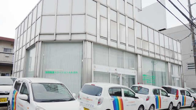 明るいケアハウス外観 外観 ゆとりある駐車スペースと、清潔感のある外観です。安心の送迎サービスを備え、快適な利用が期待できます。