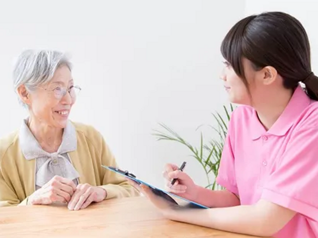 職員と利用者の楽しい対話 対話シーン 温かな対話が行われる職場。私たちと一緒に、利用者様のサポートをしませんか？