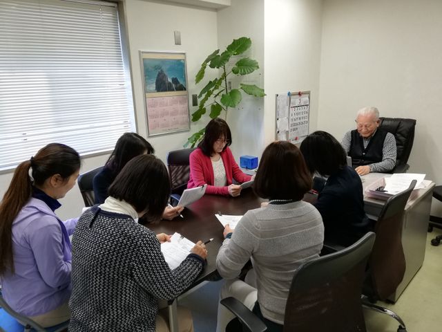 会議するスタッフの風景 スタッフ会議 専門的な知識を共有するスタッフ達。多様な経験を持つ仲間と一緒に、より良いサービスづくりに貢献できます。