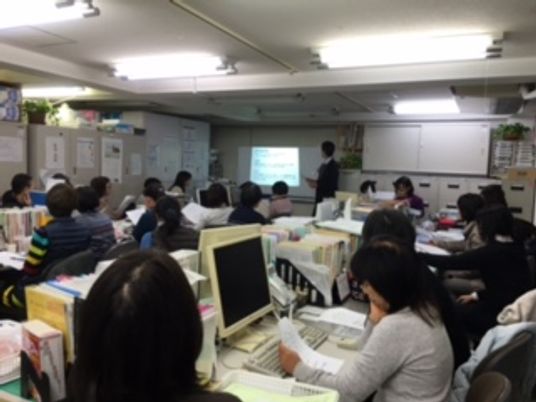 スタッフが学んでいる研修室