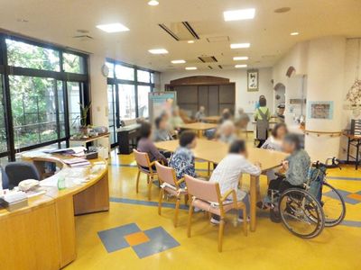 大きな窓の明るい部屋