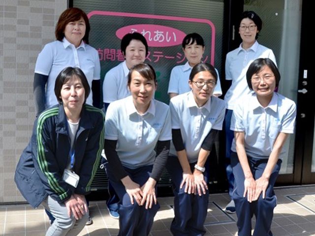 スタッフ集合写真 明るい笑顔で迎えるスタッフがいる安心の場所です。彼らと共に、快適な支援を目指しませんか。
