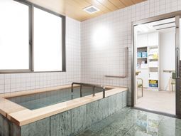 明るい浴室の空間