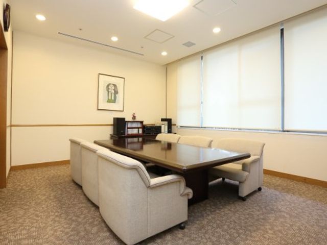 落ち着いた感じの会議室 応接室 ゆったりと配置されたソファが印象的な会議室です。柔らかな光が窓から射し、穏やかな時間の流れを感じさせます。