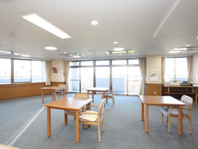 明るい休憩室 多目的用スペース ゆったりとした空間のラウンジでは、大きな窓から自然光が差し込み、温かい雰囲気でくつろげる環境が整っています。