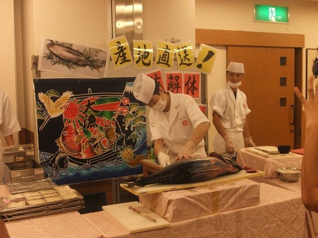 職人による解体ショー イベント 職人が腕前を披露するイベントが催され、入居者の方々へ特別な体験を提供しています。見た目にも鮮やかな調理の様子は、日々の食事が一層楽しみになることでしょう。