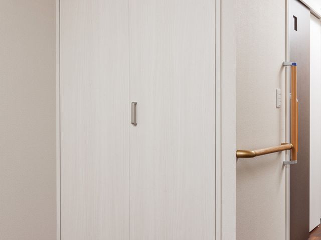 洋室のシンプルな扉 クローゼット シンプルなデザインの扉が印象的な部屋への入り口です。手すりも備えられ、安心してご利用いただけます。