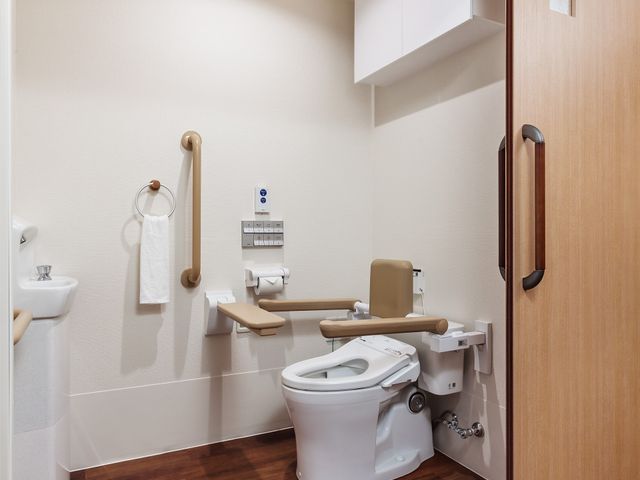 バリアフリートイレ設備 トイレ  使いやすい手すり付きの明るいトイレスペースです。安全に配慮された設計で、働く環境も充実しています。