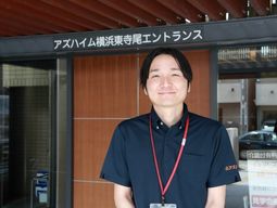笑顔の職員とエントランス
